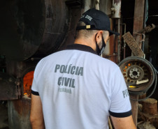 Policial ao lado do forno de incineração