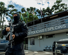 Policial civil empunha fuzil em frente ao Cope