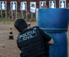 Policial civil em treinamento, apontando arma para alvo