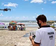 policial civil opera drone na praia