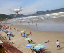 drone sobrevoa praia