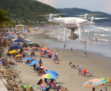 drone sobrevoa praia
