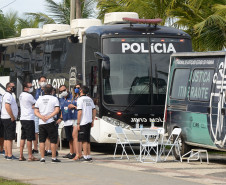 Policiais civis e servidores do TJ interagindo