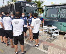 Policiais civis e servidores do TJ interagindo