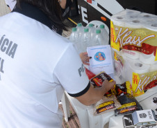 Policial civil organizando produtos recebidos