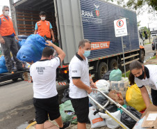 Policiais civis carregando em caminhao produtos arrecadados