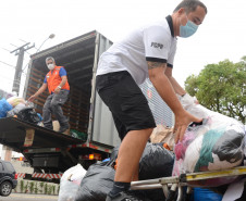 Policiais civis carregando em caminhao produtos arrecadados