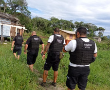 Policiais civis cumprem mandado de busca e apreensão no Litoral