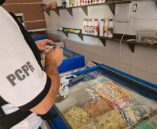 Policial realizando a apreensão na sorveteria