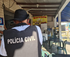 Policial civil realizando a operação