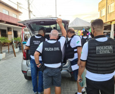 Policiais realizando a operação