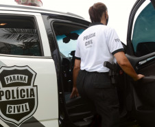 POlicial civil entrando em viatura