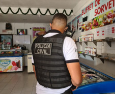 Policial realizando a operação