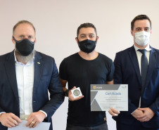 Policiais civis entregam premio a um dos ganhadores