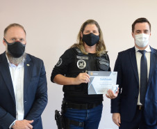 Policiais civis entregam premio a um dos ganhadores