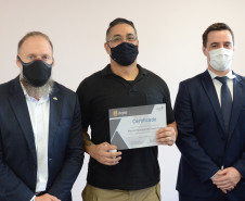 Policiais civis entregam premio a um dos ganhadores