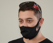 Um dos ganhadores do concurso concedendo entrevista