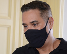 Um dos ganhadores do concurso concedendo entrevista