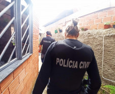Policial realizando operação