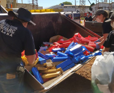 Policiais recolhendo tabletes de droga para incineração