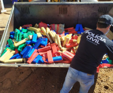 Policiais recolhendo tabletes de droga para incineração