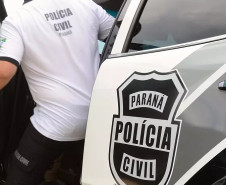 Policial civil entrando em viatura