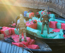 Policiais nas embarcações com contrabando