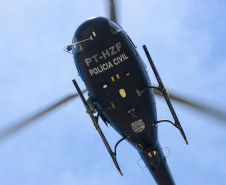 Helicóptero da polícia civil em voo