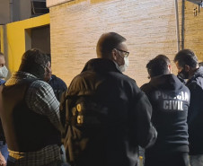 Diversos policiais civis em frente à delegacia