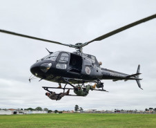 Participantes em treinamento no helicóptero