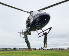 Participantes em treinamento no helicóptero