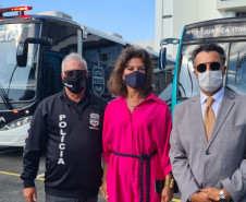 Envolvidos no projeto posando para foto em frente aos ônibus da PCPR e TJ