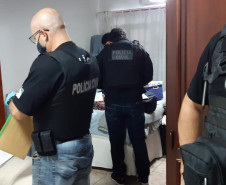 Policiais civis verificando local
