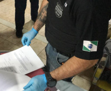 Policial civil verificando documento