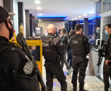 PCPR dispersando aglomeração em Curitiba