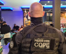 PCPR dispersando aglomeração em Curitiba