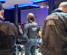 PCPR dispersando aglomeração em Curitiba