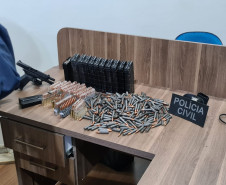 PCPR e PRF apreendem armas e munições em ônibus na Região Oeste