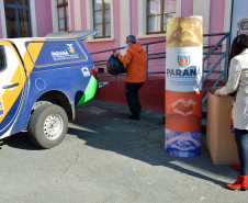 Agasalhos sendo transportados para veículo da defesa civil