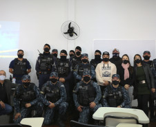 Palestrantes e integrantes da guarda municipal posando para foto