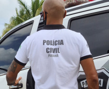 Policial civil de costas, entrando em viatura