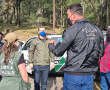 Policial civil conversando com outros envolvidos no resgate