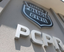 Fachada com brasão da PCPR