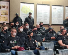 Policiais civis reunidos para receber instruções sobre a operação
