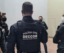 Policiais civis reunidos recebendo instruções para operação
