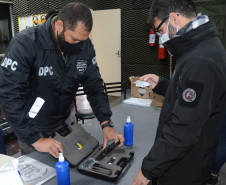 Aluno verificando numeração de arma recebida