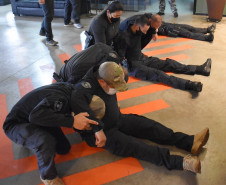 Participantes do curso executando uma ação de salvamento