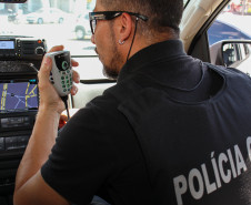 Policial civil em viatura