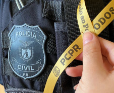 Policial civil com colete mostrando e fita