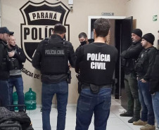 Policiais civis recebendo instruções para operação